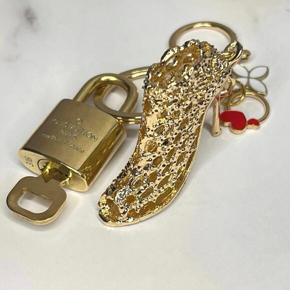 Louis Vuitton Lock & Key Set #316 with a High Heel Charm Gold Keychain - Picture 1 of 6